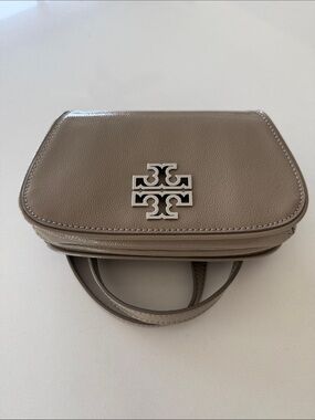 PRISTINE Tory Burch Pebbled patent Taupe Leather - Removable Crossbody Strap